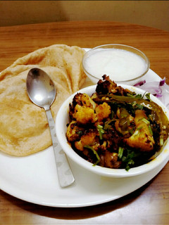 सूखी गोभी आलू की सब्जी (sukhi gobi aloo ki sabzi recipe in Hindi) रेसिपी मुख्य फोटो