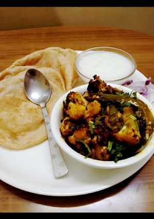 सूखी गोभी आलू की सब्जी (sukhi gobi aloo ki sabzi recipe in Hindi) रेसिपी मुख्य फोटो