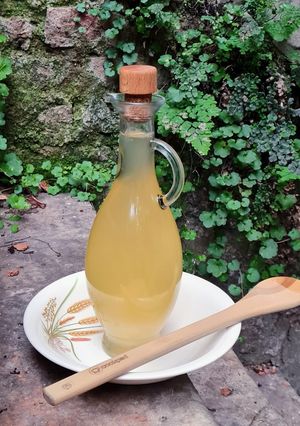 Una foto de Vinagre de manzana (de sidra de 🍎) sin pasteurizar 🍎 Probióticos 🍎 fermentación natural