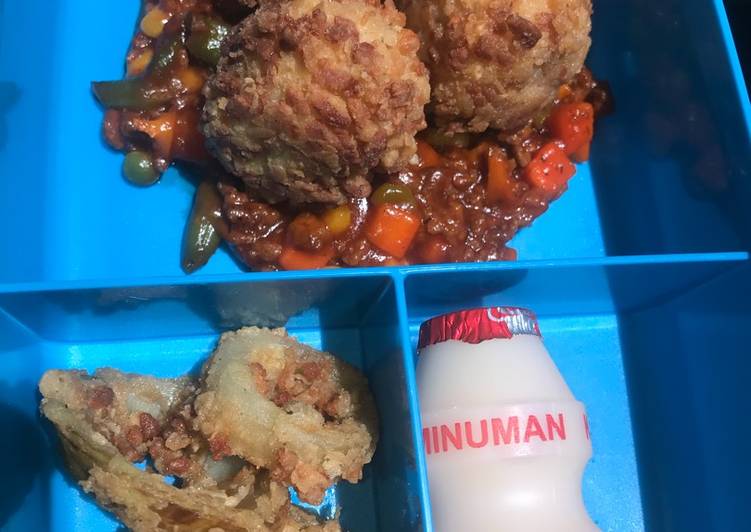 Bekal anak~mozza rice balls, tomato sauce &amp; onion rings