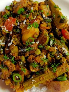 उकडहंडी (ukhandi recipe in marathi) रेसिपी चे मुख्य फोटो 