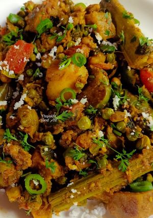 उकडहंडी (ukhandi recipe in marathi) रेसिपी चे मुख्य फोटो