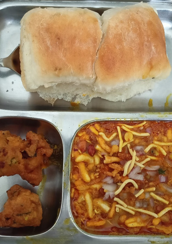 A picture of Misal pav.