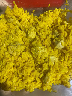 Una foto de Arroz amarillo con pollo