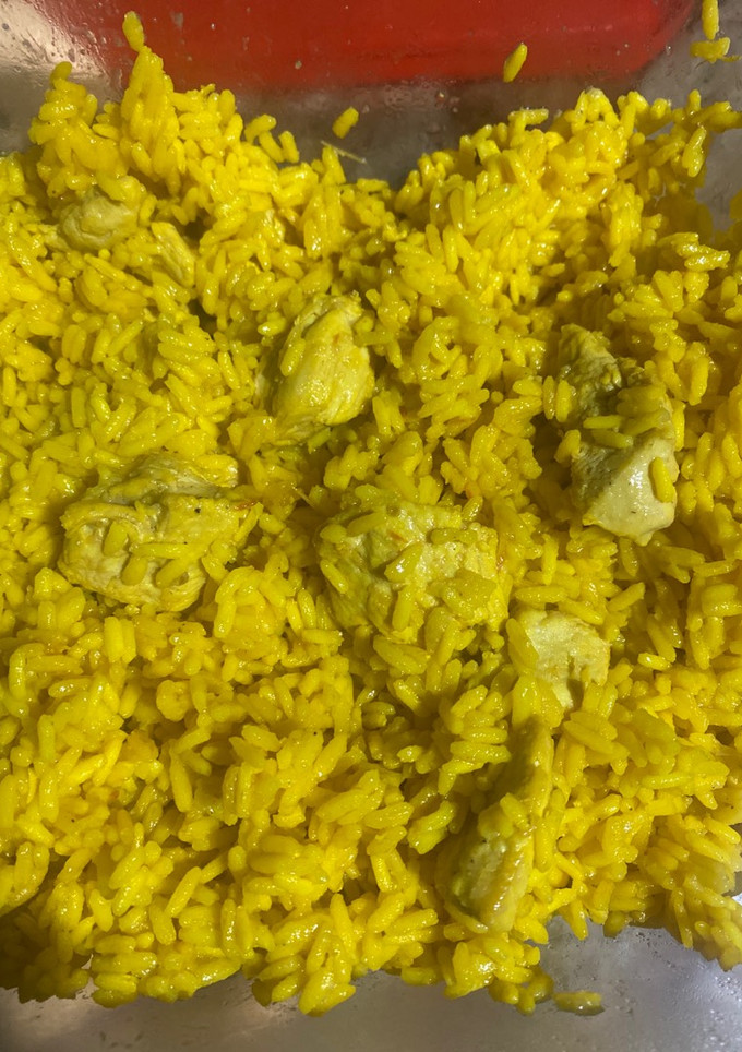 Una foto de Arroz amarillo con pollo