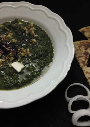 A picture of Cheese garlic palak.