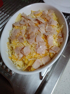 Una foto de Patatas fritas con queso y pavo al horno