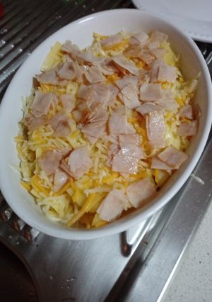Una foto de Patatas fritas con queso y pavo al horno