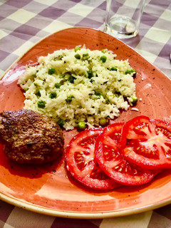 Una foto de Arroz con arvejas y hojas de apio