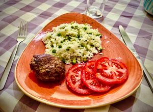Una foto de Arroz con arvejas y hojas de apio