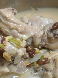 Una foto de Conejo al cava con uvas pasas y pistachos