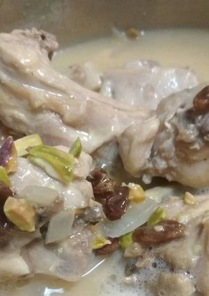 Foto principal de Conejo al cava con uvas pasas y pistachos