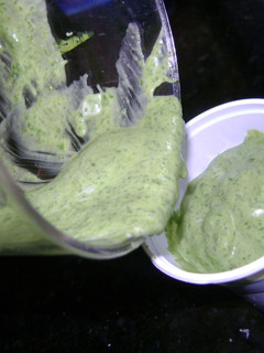 Una foto de Salsa crema de rúcula (aderezo)