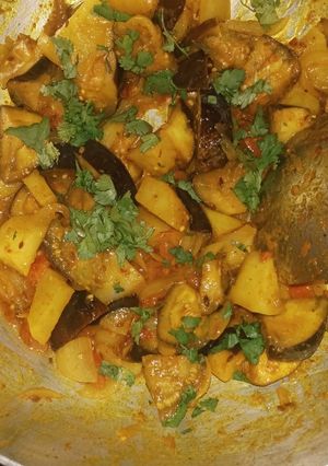 A picture of Aaloo baingan (potato-brinjal).
