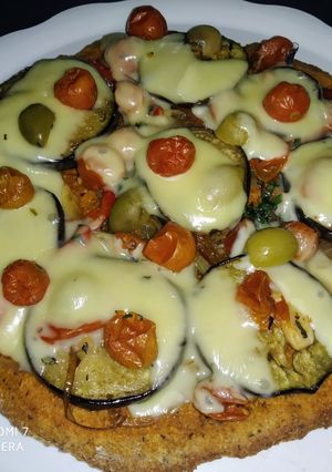 Una foto de Pizza integral de verduras y queso