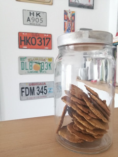 Una foto de Crackers - Aceitunas negras