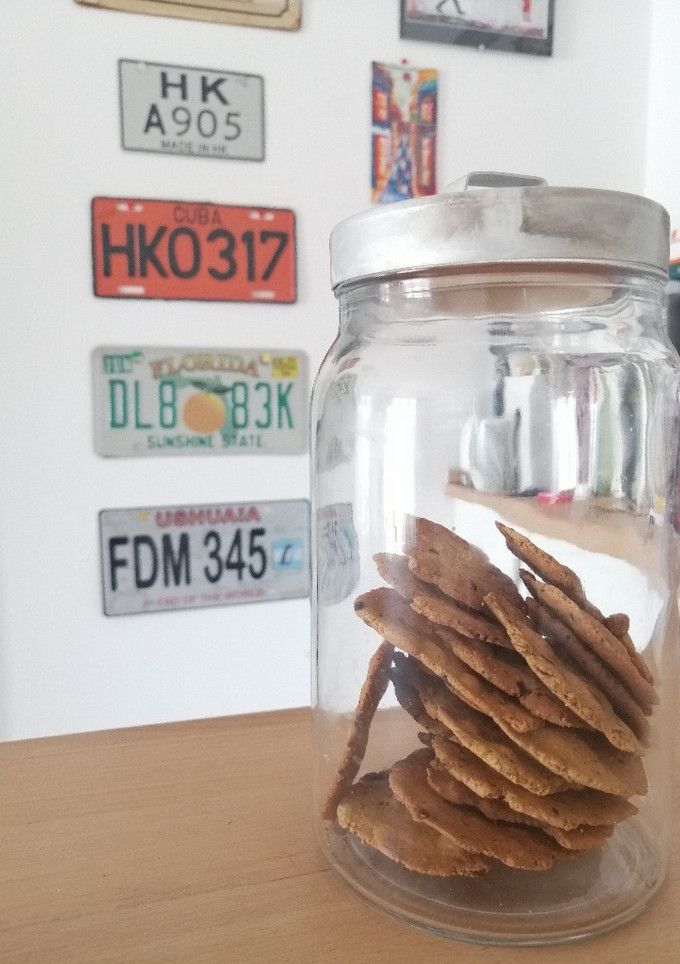Una foto de Crackers - Aceitunas negras