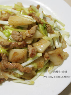 【肉桂打噴嚏】韮黃肉絲炒年糕 的食譜成品照片