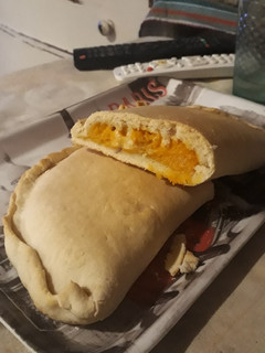 Una foto de Calzon al hornito eléctrico, anco y pollo con masa casera rápida