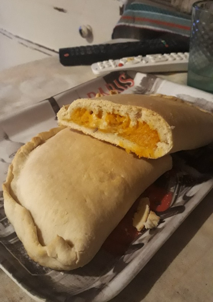 Una foto de Calzon al hornito eléctrico, anco y pollo con masa casera rápida