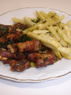 Una foto de Costillas de cordero con patatas fritas