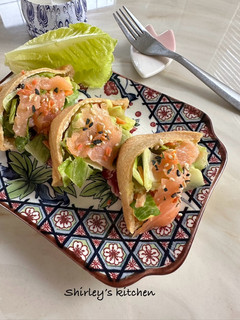 日本稻荷無米薰鮭魚萵苣櫛瓜沙拉壽司 的食譜成品照片