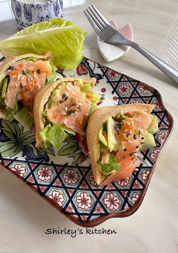 日本稻荷無米薰鮭魚萵苣櫛瓜沙拉壽司 的食譜成品照片