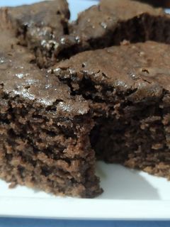 एग्ग्लेस चॉकलेट केक(Eggless chocolate cake recipe in Hindi) रेसिपी मुख्य फोटो