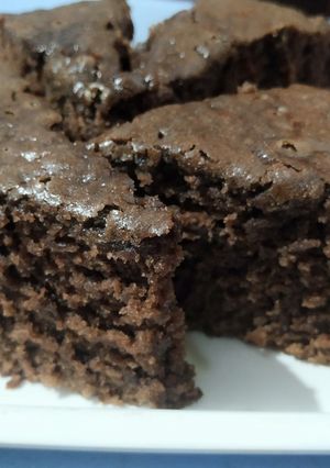 एग्ग्लेस चॉकलेट केक(Eggless chocolate cake recipe in Hindi) रेसिपी मुख्य फोटो