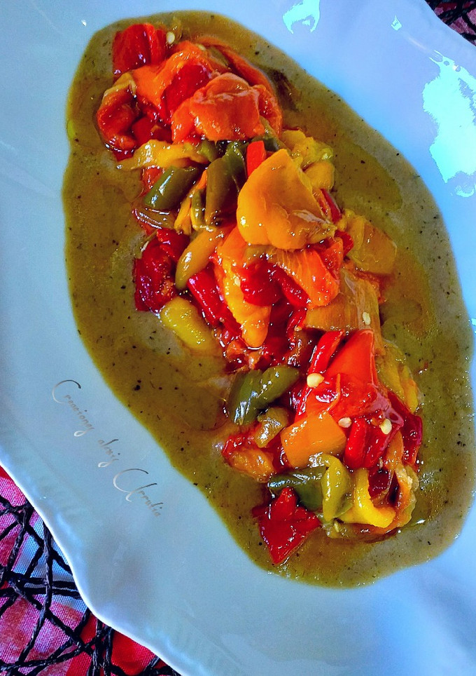 Una foto de Ensalada de pimientos asados en salsa invertida del mismo asado