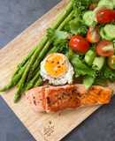 Cá Hồi Áp Chảo Với Bơ - Ăn Kèm Măng Tây và Salad