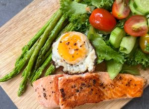 Hình của món Cá Hồi Áp Chảo Với Bơ - Ăn Kèm Măng Tây và Salad.