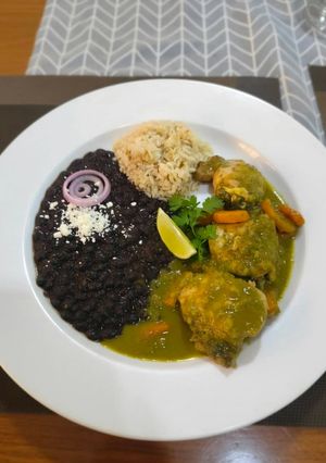 Una foto de Seco de pollo con caraotas negras