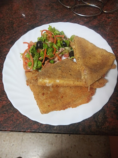 Una foto de San Jacobo casero con ensalada