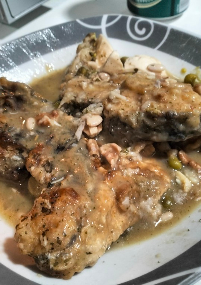 Una foto de Merluza en salsa verde con frutos secos