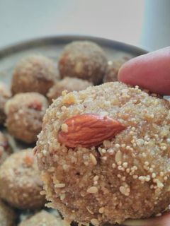 ભાખરી ના લાડુ (Bhakhri Ladoo Recipe In Gujarati) રેસીપી મુખ્ય ફોટો