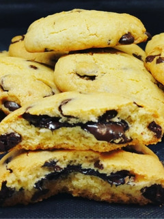 Una foto de Galletas con gotas de chocolate rellenas de crema de chocolate