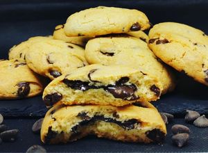 Foto principal de Galletas con gotas de chocolate rellenas de crema de chocolate