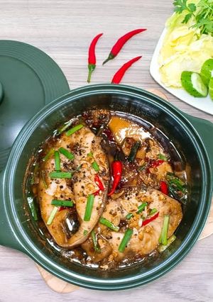 Hình của món Cá bớp kho hành ớt.