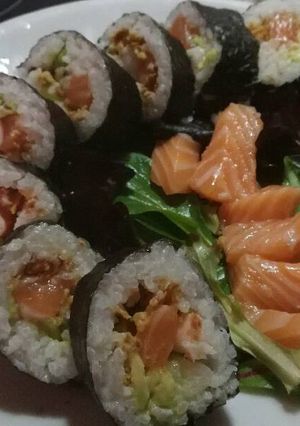 Una foto de FutoMakis de salmón, langostinos, philadelphia y aguacate😍