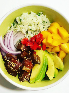 Una foto de Poke bowl de atún