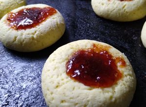 Una foto de Ojitos o Pepas de dulce de leche y mermelada de frutilla