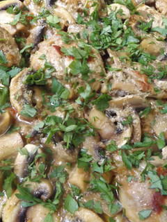 Una foto de Muslitos de pollo con champiñones y vermú