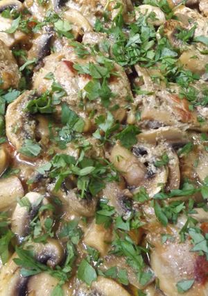 Una foto de Muslitos de pollo con champiñones y vermú