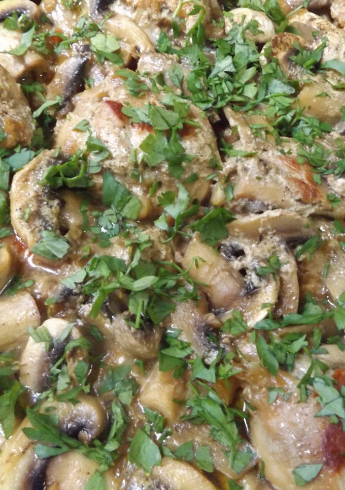 Una foto de Muslitos de pollo con champiñones y vermú