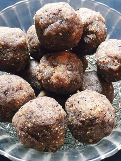 வேர்க்கடலை எள்ளு உருண்டை (Verkadalai ellu urundai recipe in tamil) செய்முறை முக்கிய புகைப்படம்
