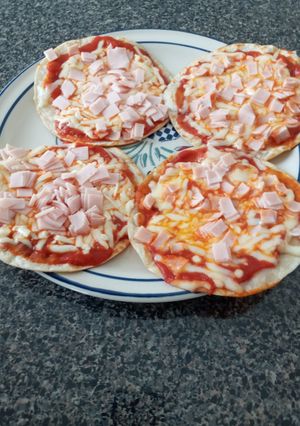 Una foto de Mini pizzas en comal