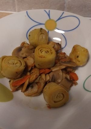 Una foto de Guiso o salteado de alcachofas con txanpis y zanahoria