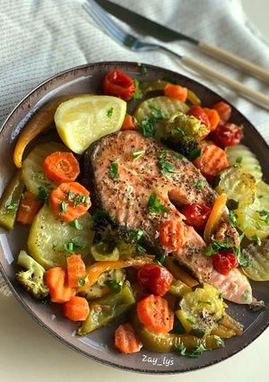 Une photo de Saumon au four et ses légumes