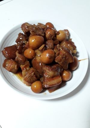 Hình của món Thịt kho trứng cút.